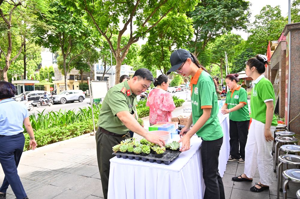 Sôi nổi “Ngày hội xanh” đổi rác lấy quà - ảnh 1