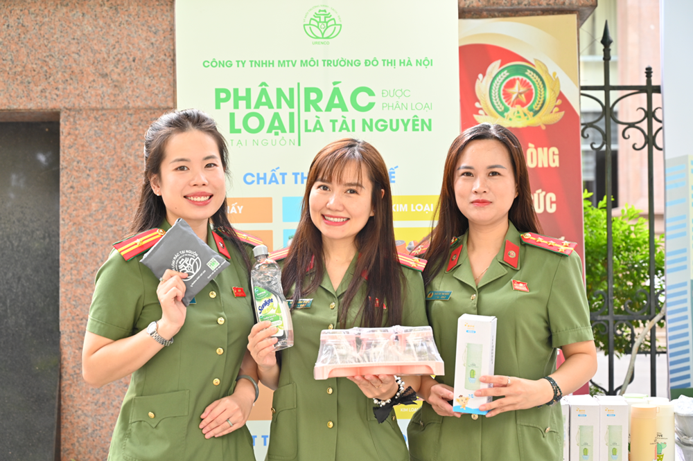 Sôi nổi “Ngày hội xanh” đổi rác lấy quà - ảnh 4