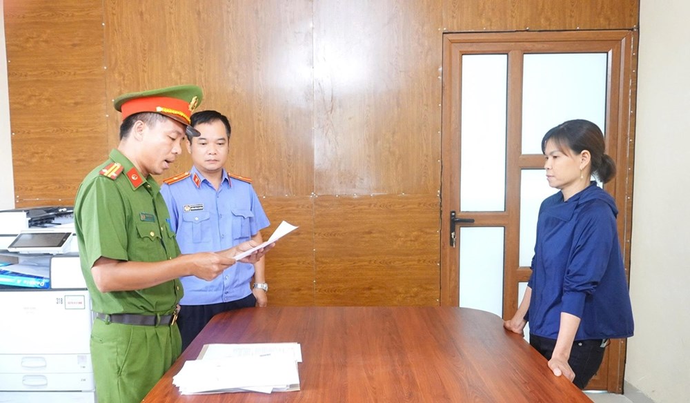 Khởi tố người phụ nữ dùng vòi xịt gây thương tích người bán rau tại Phú Thọ - ảnh 1