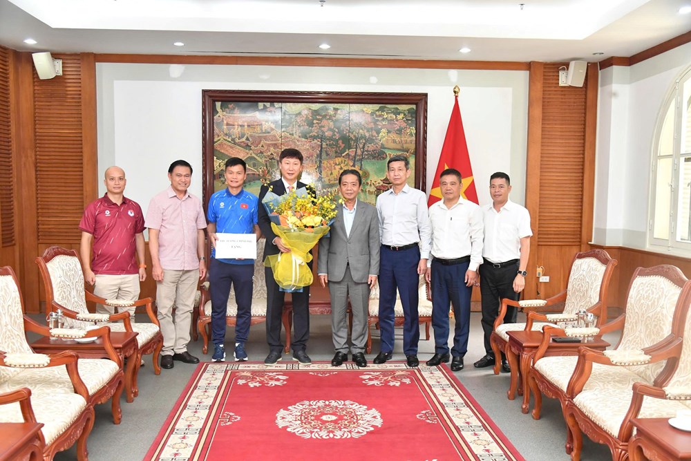 Thủ tướng Lê Minh Hưng tặng quà, gửi gắm kỳ vọng tới ĐT Việt Nam - ảnh 6