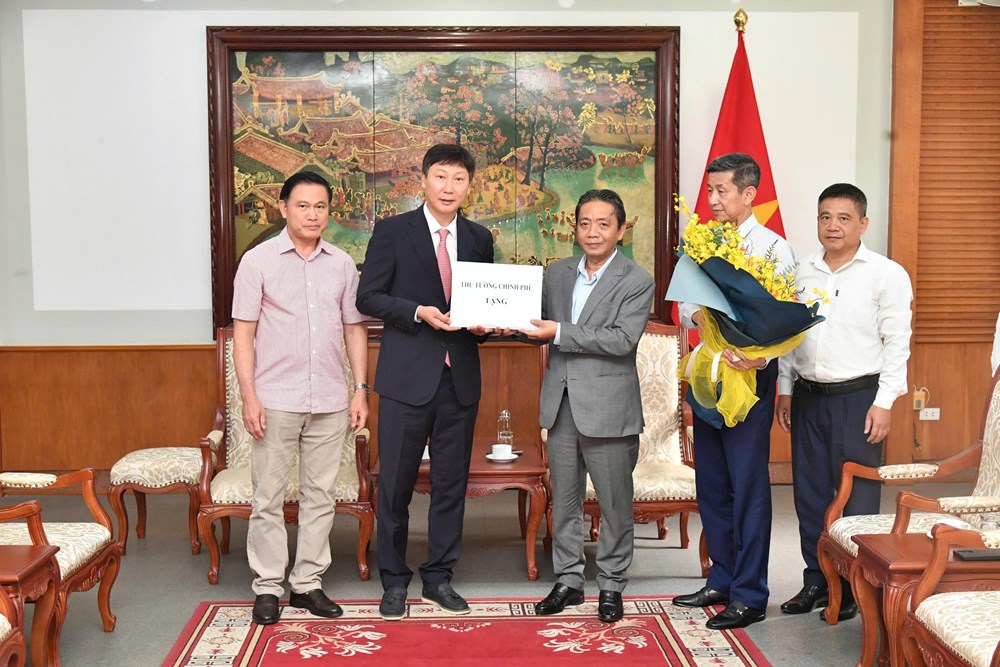Thủ tướng Lê Minh Hưng tặng quà, gửi gắm kỳ vọng tới ĐT Việt Nam - ảnh 4