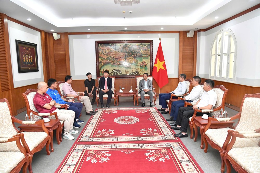 Thủ tướng Lê Minh Hưng tặng quà, gửi gắm kỳ vọng tới ĐT Việt Nam - ảnh 1