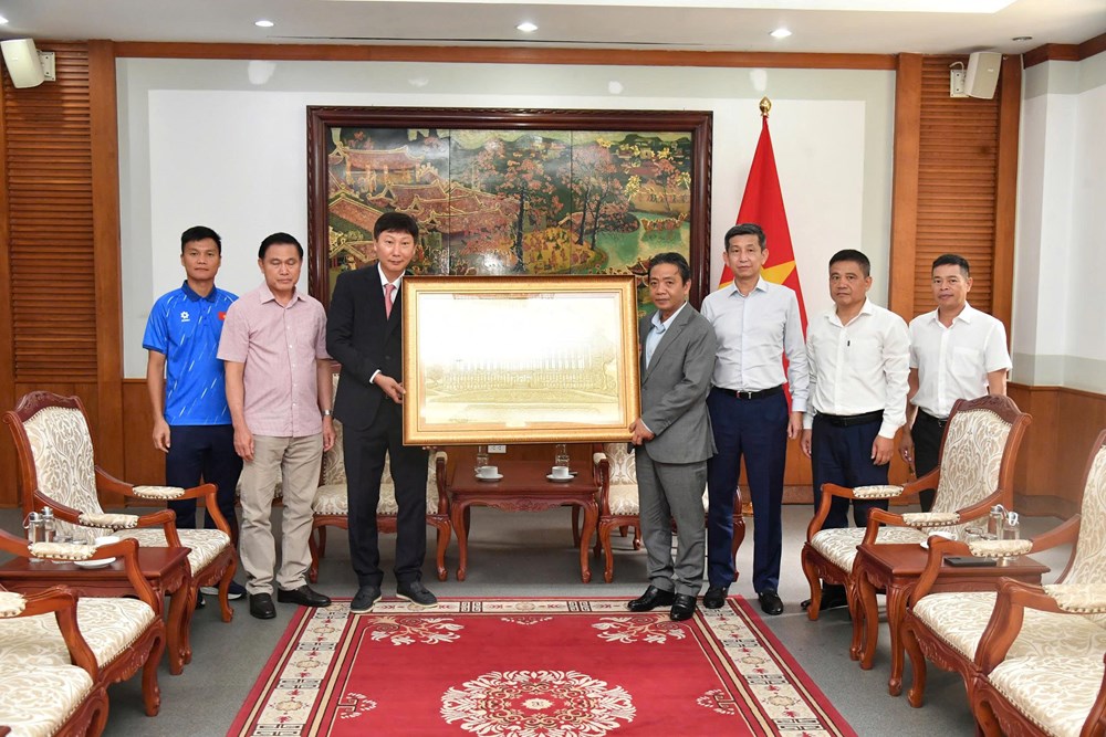 Thủ tướng Lê Minh Hưng tặng quà, gửi gắm kỳ vọng tới ĐT Việt Nam - ảnh 3