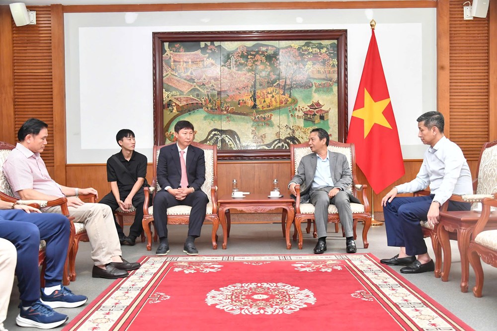 Thủ tướng Lê Minh Hưng tặng quà, gửi gắm kỳ vọng tới ĐT Việt Nam - ảnh 2