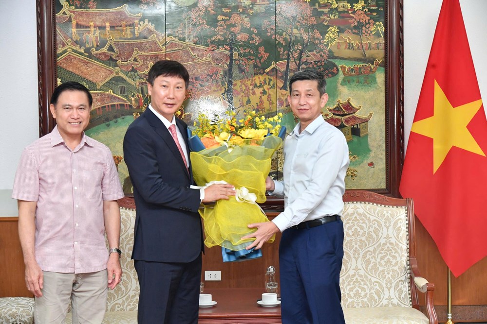 Thủ tướng Lê Minh Hưng tặng quà, gửi gắm kỳ vọng tới ĐT Việt Nam - ảnh 5