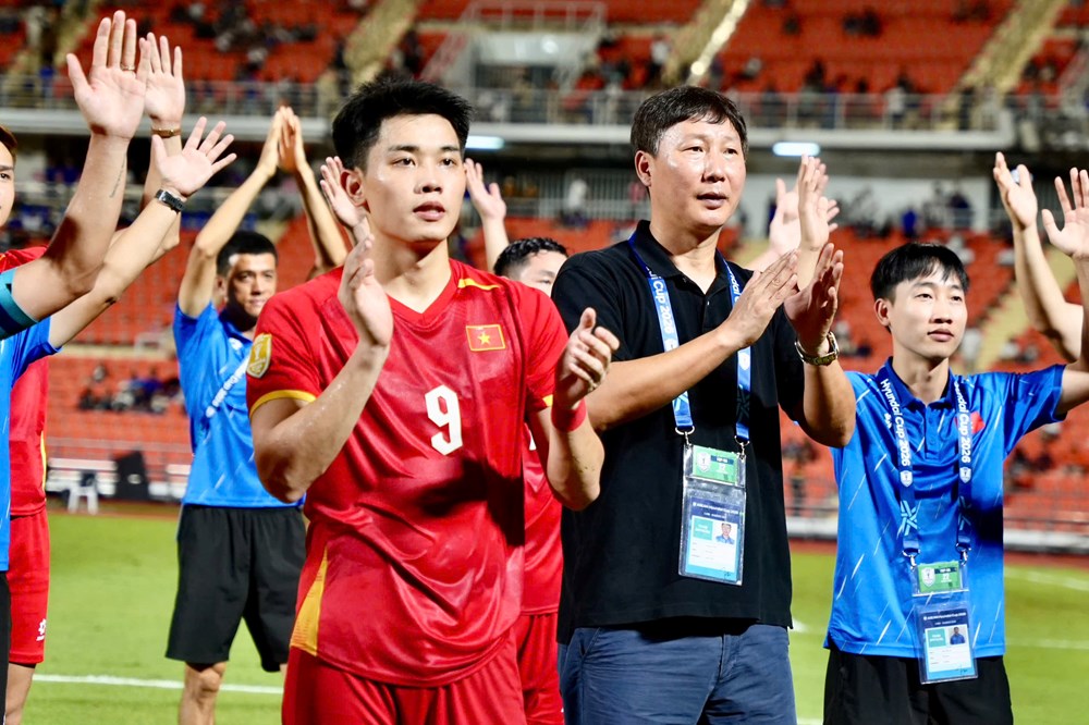 HLV Kim Sang-sik và Đình Bắc không tham dự ASIAD 2026  - ảnh 1