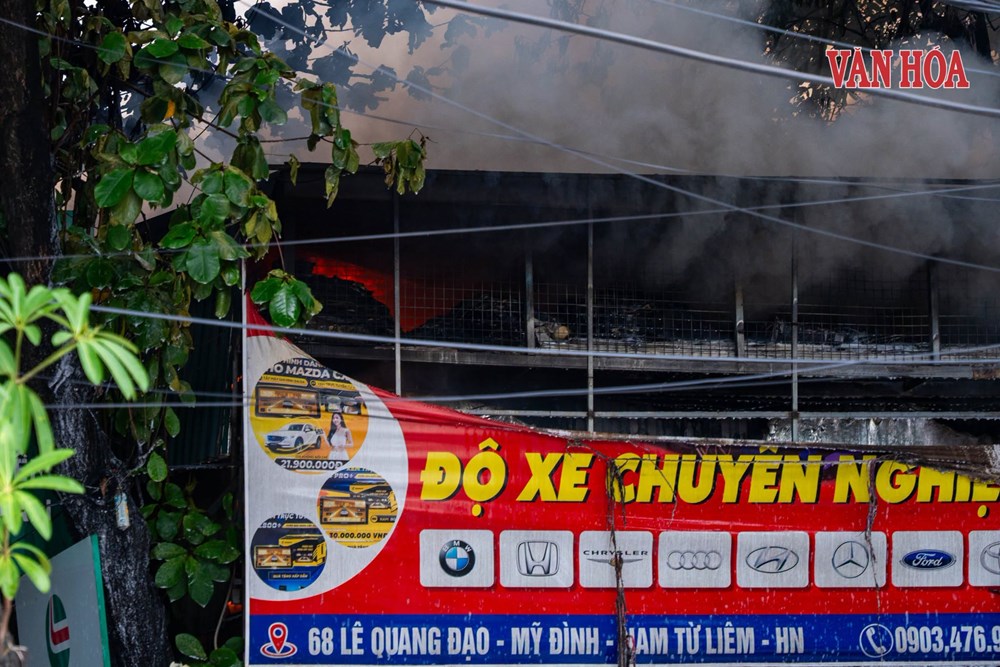 Hà Nội: Cháy dữ dội tại gara ô tô trên đường Lê Quang Đạo - ảnh 2