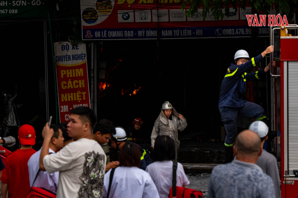 Hà Nội: Cháy dữ dội tại gara ô tô trên đường Lê Quang Đạo - ảnh 1