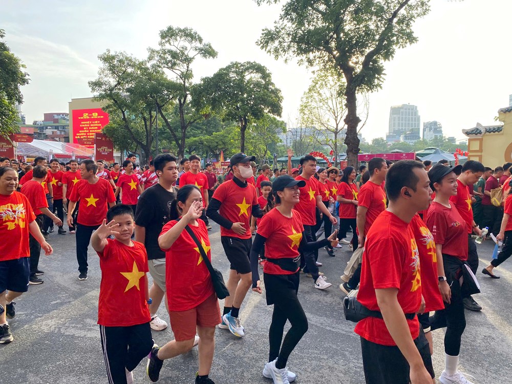 Người dân cả nước đi bộ “Cùng Việt Nam tiến bước” - ảnh 2