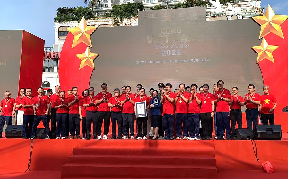 Người dân cả nước đi bộ “Cùng Việt Nam tiến bước” - ảnh 1