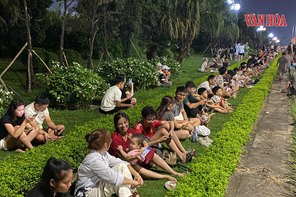 Biển người đổ về Mỹ Đình trọn vẹn cảm xúc trong đêm pháo hoa mừng Quốc khánh 2.9 - ảnh 10