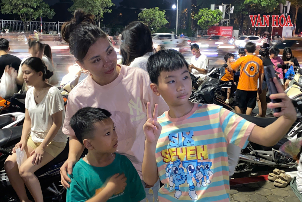 Biển người đổ về Mỹ Đình trọn vẹn cảm xúc trong đêm pháo hoa mừng Quốc khánh 2.9 - ảnh 8