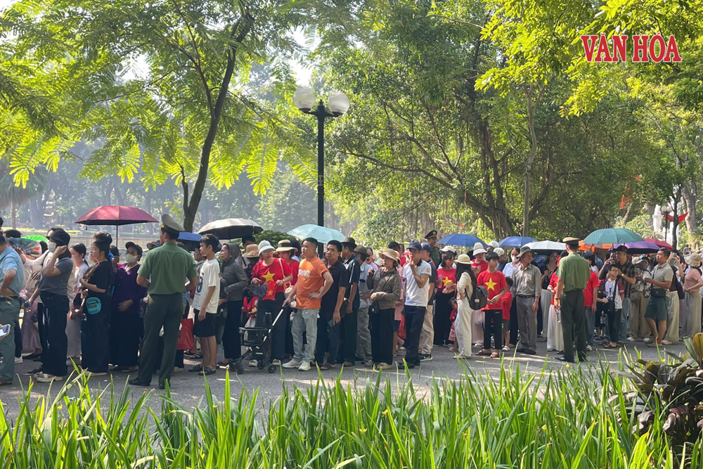 Xúc động hình ảnh hàng vạn người dân kiên nhẫn xếp hàng vào Lăng viếng Bác ngày 2.9 - ảnh 4