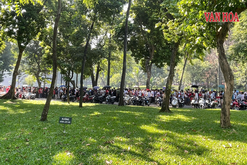 Xúc động hình ảnh hàng vạn người dân kiên nhẫn xếp hàng vào Lăng viếng Bác ngày 2.9 - ảnh 1