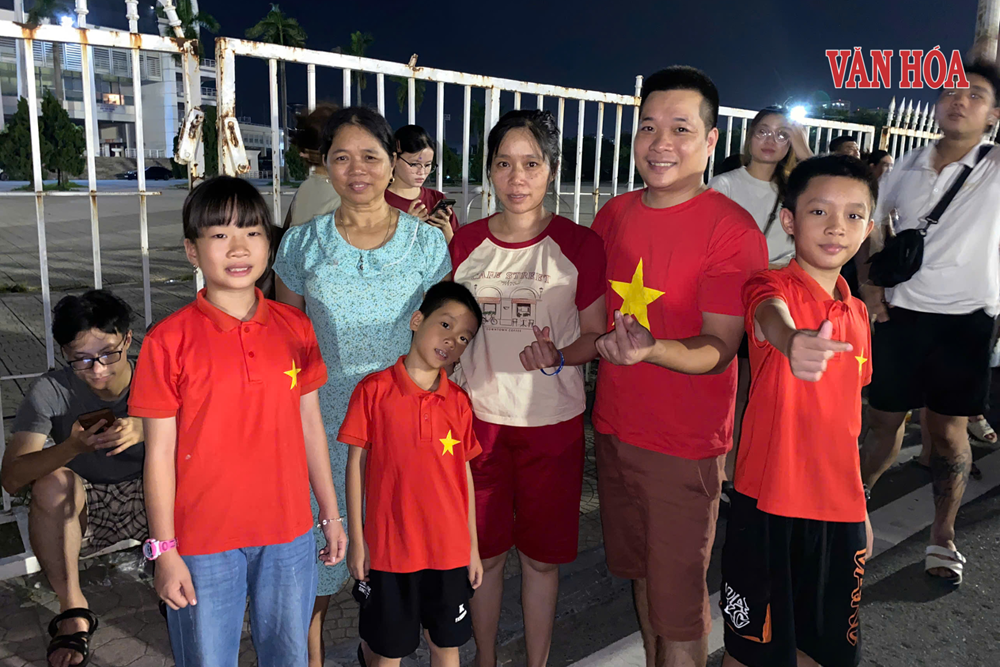 Biển người đổ về Mỹ Đình trọn vẹn cảm xúc trong đêm pháo hoa mừng Quốc khánh 2.9 - ảnh 3