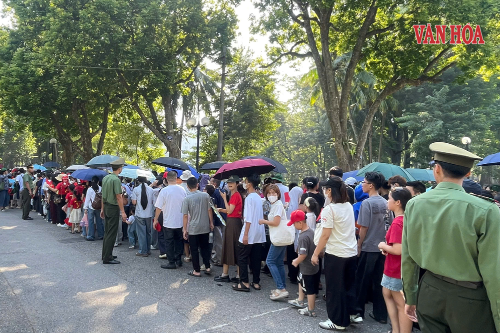 Xúc động hình ảnh hàng vạn người dân kiên nhẫn xếp hàng vào Lăng viếng Bác ngày 2.9 - ảnh 3