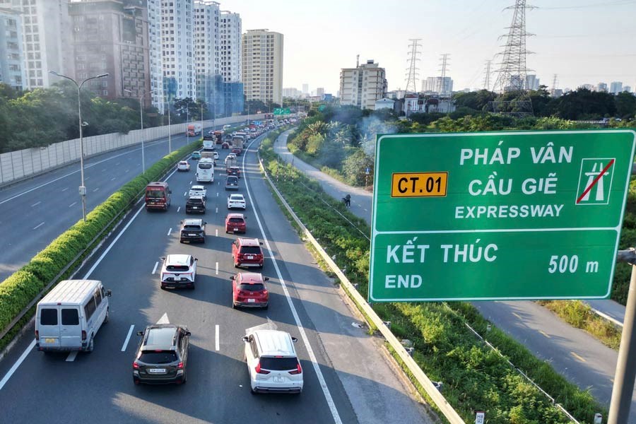 Cửa ngõ Hà Nội đông đúc trong chiều tối ngày cuối kì nghỉ 2.9 - ảnh 1