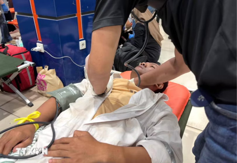 Indonesia: Lật phà chở 243 người trên biển  - ảnh 1