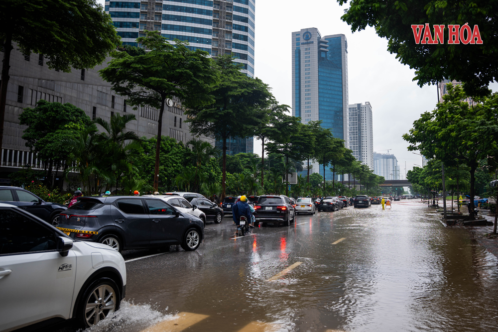 Hà Nội: Mưa lớn gây ngập nhiều tuyến phố, các trạm bơm vận hành hết công suất - ảnh 7