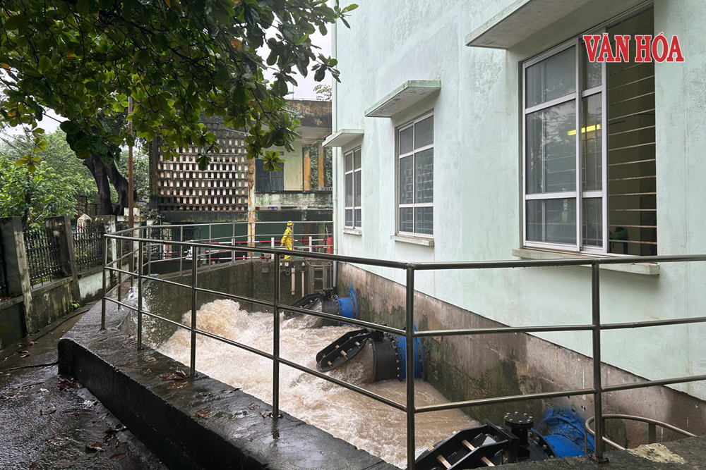 Hà Nội: Mưa lớn gây ngập nhiều tuyến phố, các trạm bơm vận hành hết công suất - ảnh 6