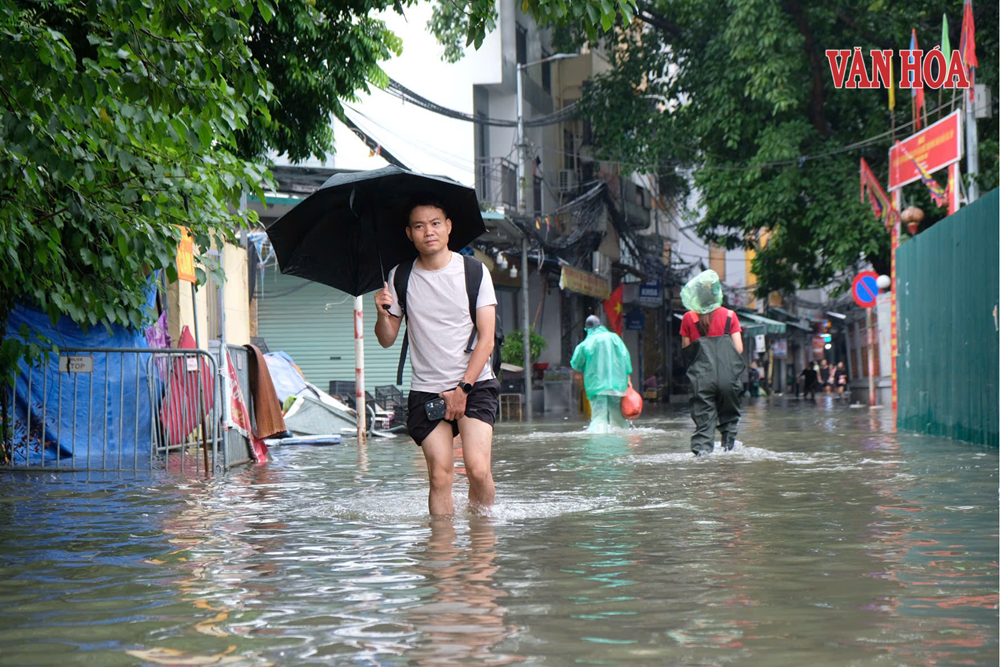 Hà Nội: Mưa lớn gây ngập nhiều tuyến phố, các trạm bơm vận hành hết công suất - ảnh 13