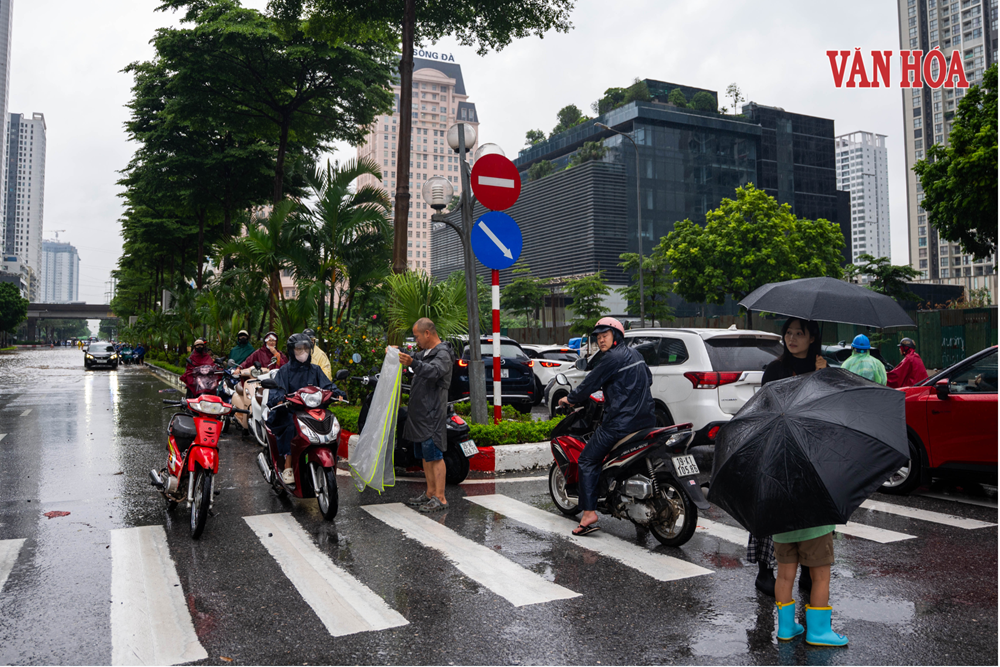Hà Nội: Mưa lớn gây ngập nhiều tuyến phố, các trạm bơm vận hành hết công suất - ảnh 14