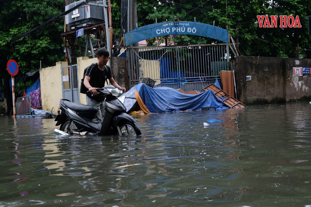 Hà Nội: Mưa lớn gây ngập nhiều tuyến phố, các trạm bơm vận hành hết công suất - ảnh 4