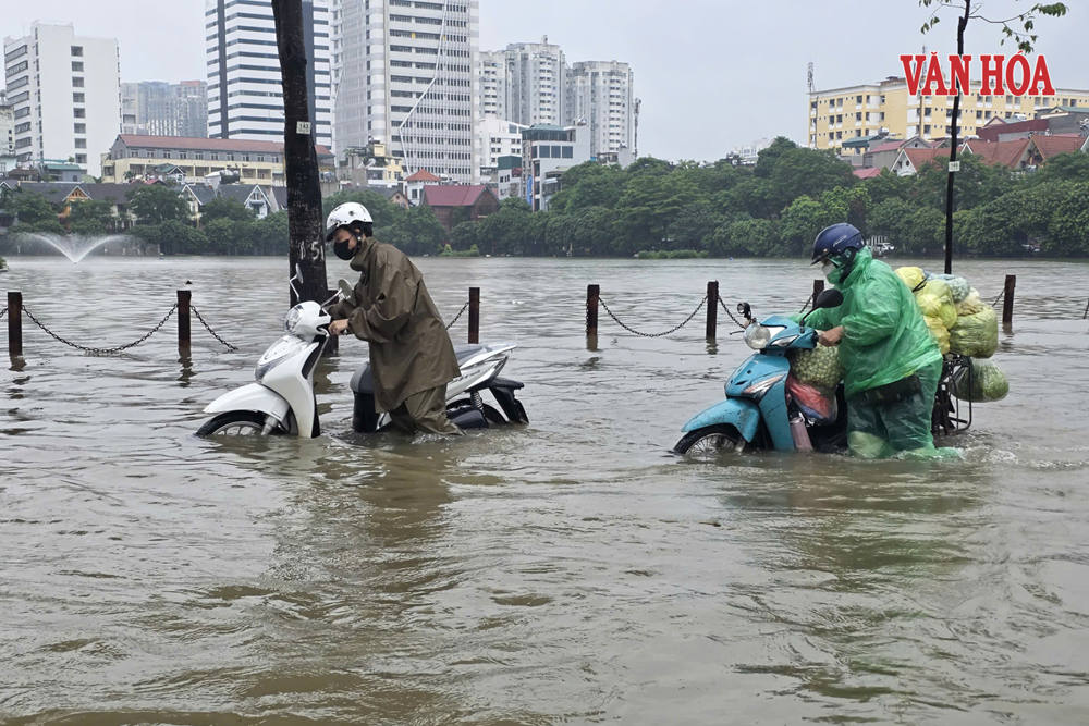 Hà Nội: Mưa lớn gây ngập nhiều tuyến phố, các trạm bơm vận hành hết công suất - ảnh 10