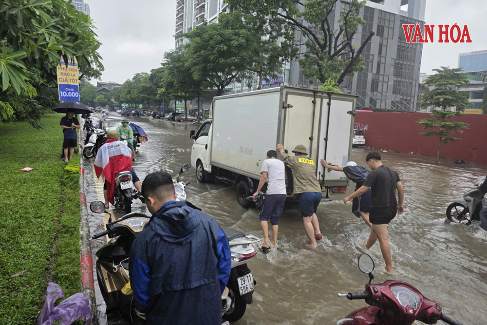 Hà Nội: Mưa lớn gây ngập nhiều tuyến phố, các trạm bơm vận hành hết công suất - ảnh 3