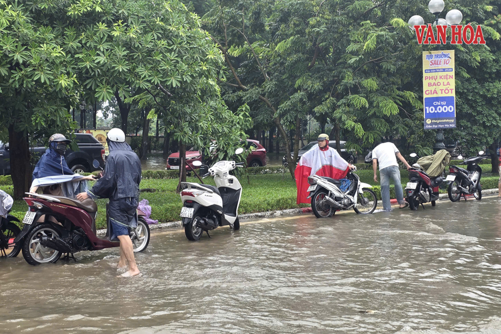Hà Nội: Mưa lớn gây ngập nhiều tuyến phố, các trạm bơm vận hành hết công suất - ảnh 9