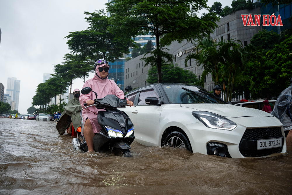 Hà Nội: Mưa lớn gây ngập nhiều tuyến phố, các trạm bơm vận hành hết công suất - ảnh 8