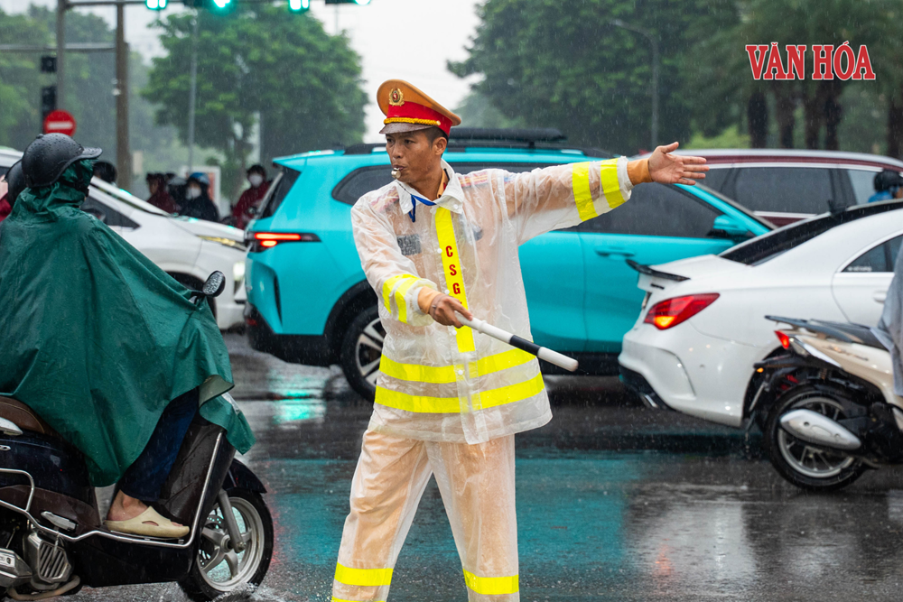 Hà Nội: Mưa lớn gây ngập nhiều tuyến phố, các trạm bơm vận hành hết công suất - ảnh 5