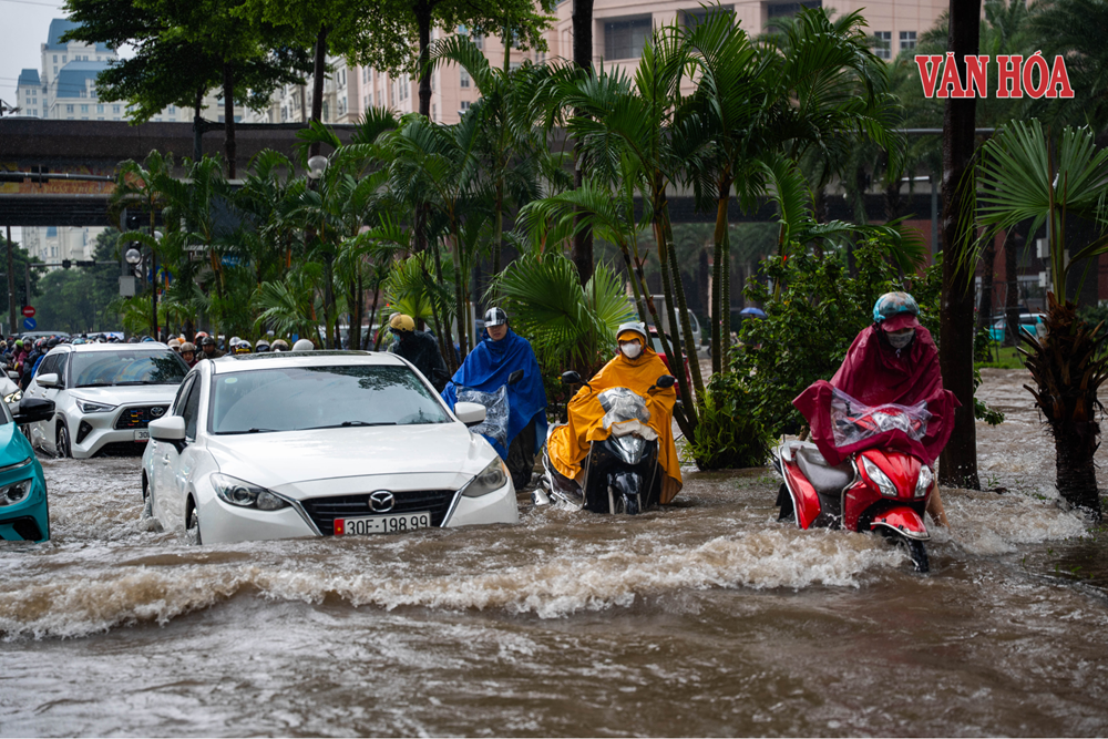 Hà Nội: Mưa lớn gây ngập nhiều tuyến phố, các trạm bơm vận hành hết công suất - ảnh 2