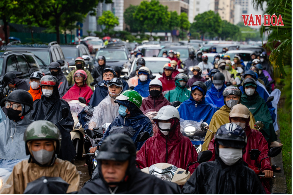 Hà Nội: Mưa lớn gây ngập nhiều tuyến phố, các trạm bơm vận hành hết công suất - ảnh 1
