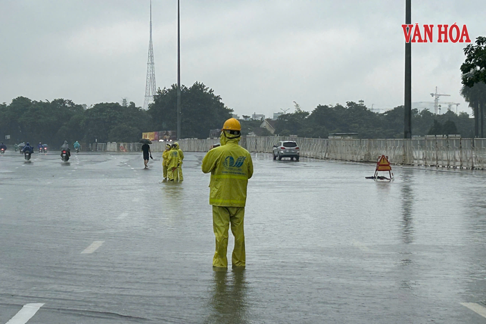 Hà Nội: Mưa lớn gây ngập nhiều tuyến phố, các trạm bơm vận hành hết công suất - ảnh 12