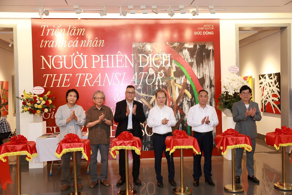 Dịch giả, họa sĩ Đức Dũng ra mắt 19 cuốn sách về “Chuyển đổi số” và triển lãm tranh cá nhân “Người Phiên dịch” - ảnh 9