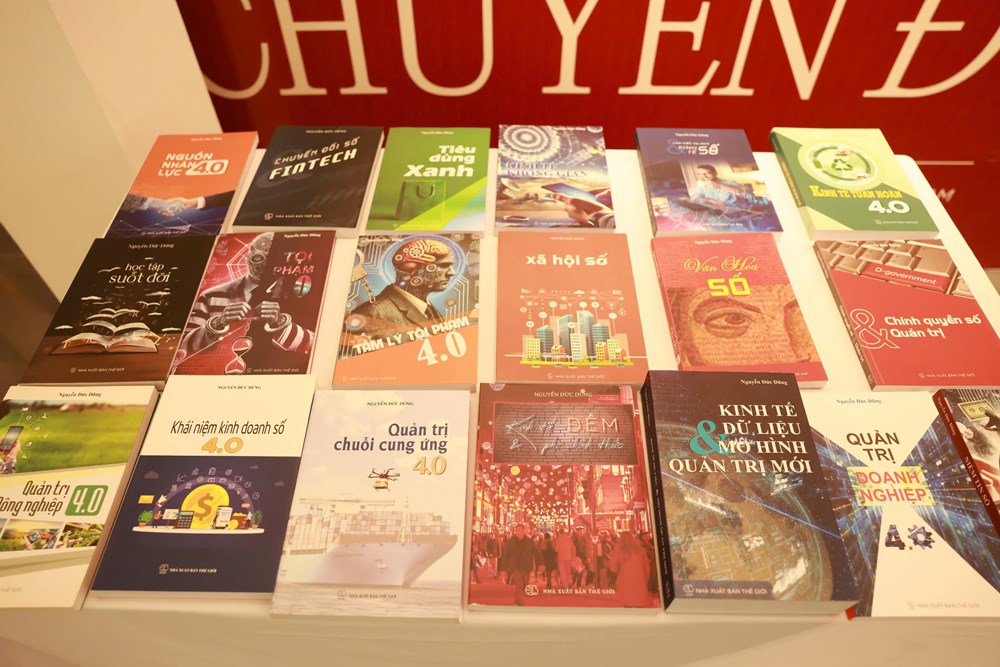 Dịch giả, họa sĩ Đức Dũng ra mắt 19 cuốn sách về “Chuyển đổi số” và triển lãm tranh cá nhân “Người Phiên dịch” - ảnh 3
