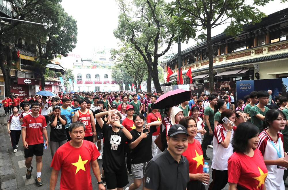 Hơn 12.000 người hòa bước chạy tại hồ Hoàn Kiếm - ảnh 9