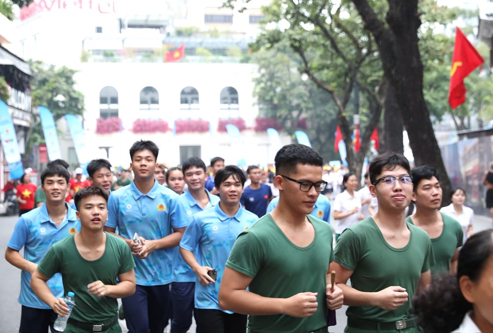 Hơn 12.000 người hòa bước chạy tại hồ Hoàn Kiếm - ảnh 14