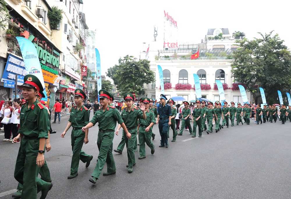 Hơn 12.000 người hòa bước chạy tại hồ Hoàn Kiếm - ảnh 7