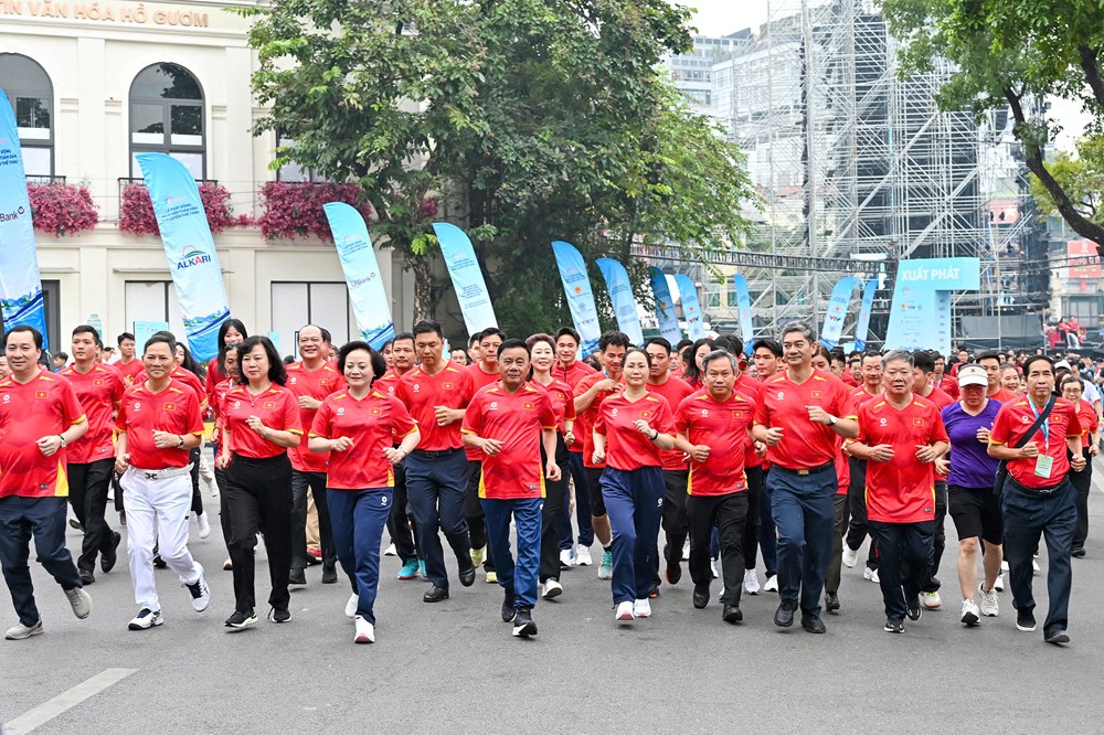 Hơn 12.000 người hòa bước chạy tại hồ Hoàn Kiếm - ảnh 1