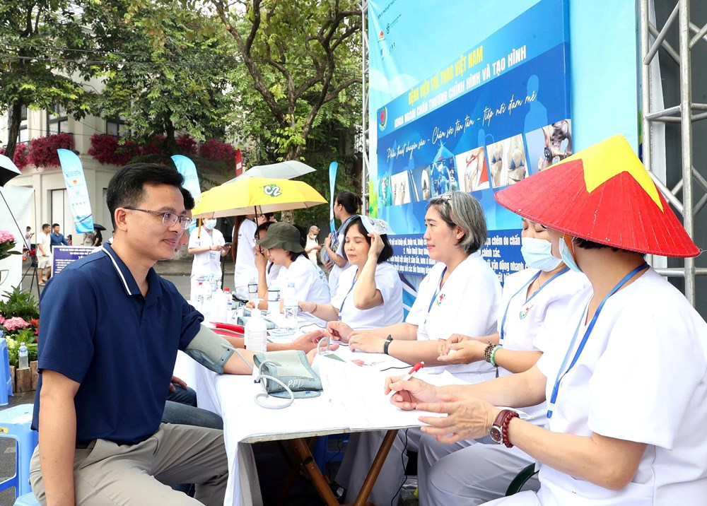 Kiểm tra sức khỏe, hướng dẫn phương pháp tập luyện: Điểm nhấn thiết thực tại Lễ phát động Phong trào toàn dân tập luyện thể thao - ảnh 2