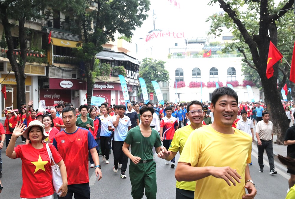 Hơn 12.000 người hòa bước chạy tại hồ Hoàn Kiếm - ảnh 11