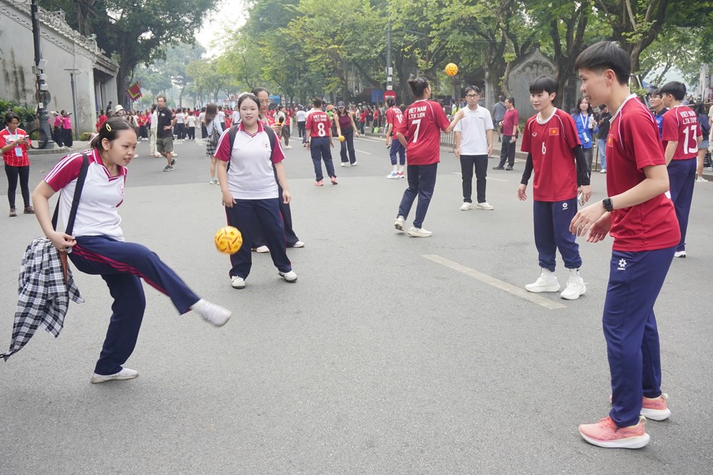 Tuyển cầu mây nữ Việt Nam giao lưu với du khách tại phố đi bộ hồ Hoàn Kiếm - ảnh 3