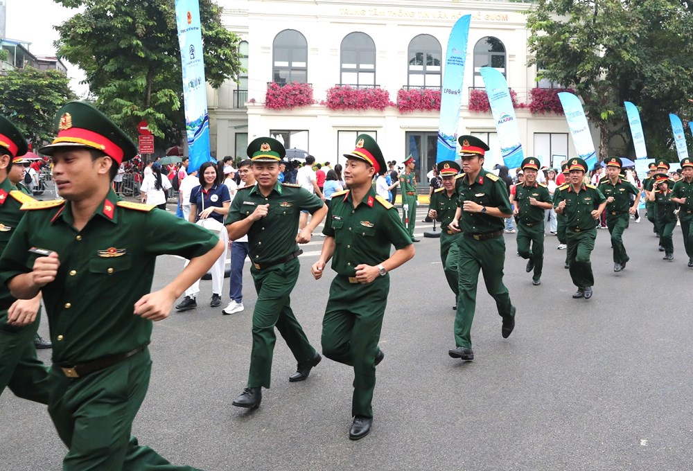 Hơn 12.000 người hòa bước chạy tại hồ Hoàn Kiếm - ảnh 2