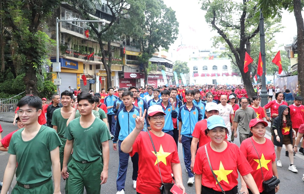 Hơn 12.000 người hòa bước chạy tại hồ Hoàn Kiếm - ảnh 6