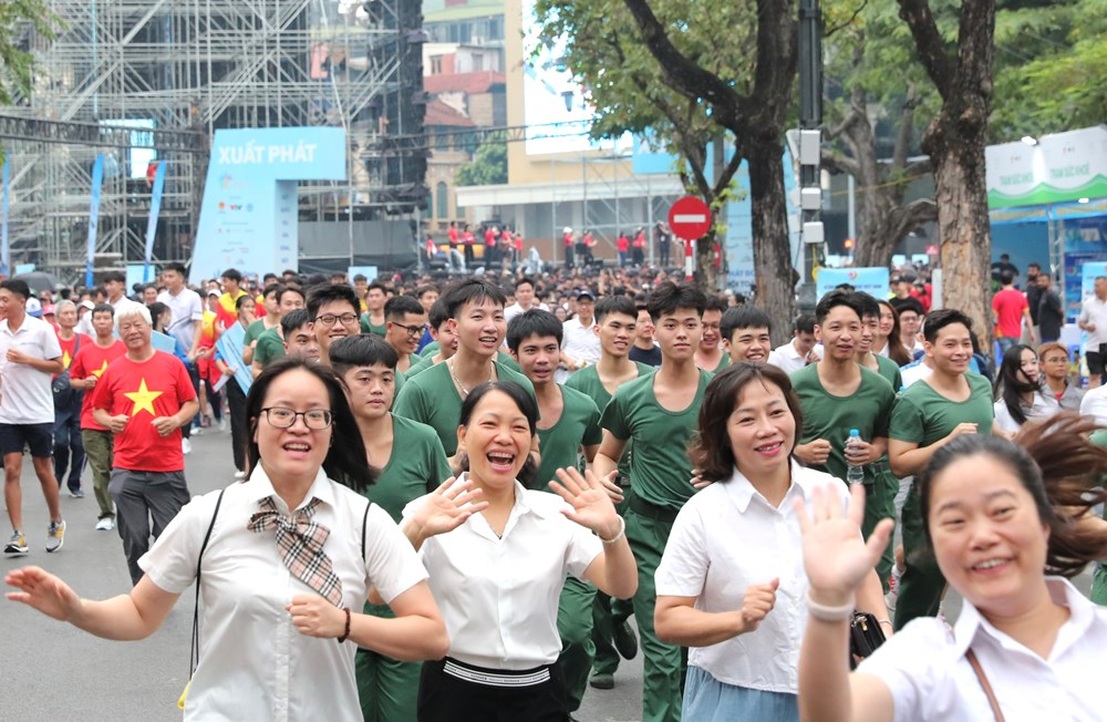 Hơn 12.000 người hòa bước chạy tại hồ Hoàn Kiếm - ảnh 5