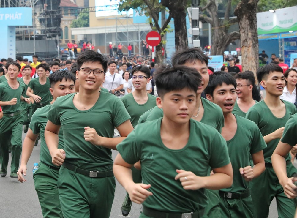 Hơn 12.000 người hòa bước chạy tại hồ Hoàn Kiếm - ảnh 15