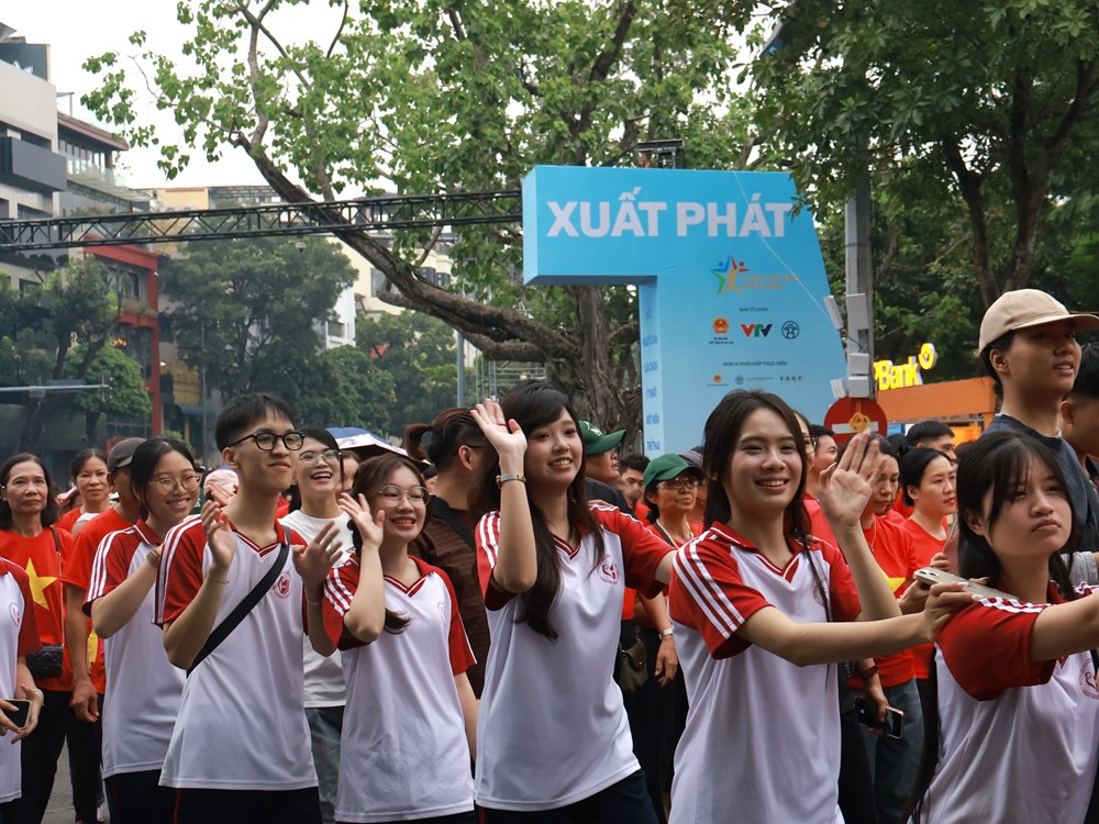 Người dân chạy bộ quanh hồ Hoàn Kiếm hưởng ứng phong trào tập luyện thể thao - ảnh 2