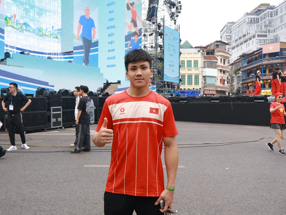 Người dân chạy bộ quanh hồ Hoàn Kiếm hưởng ứng phong trào tập luyện thể thao - ảnh 3